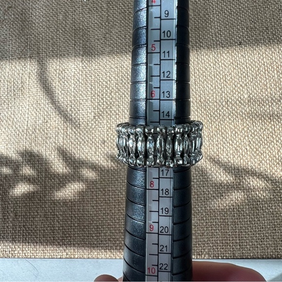 Silver tone intricate cocktail signet ring floral stretch band elastic 7 to 9.5 - Picture 4 of 5